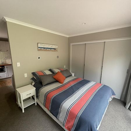 Guest Wing In Richmond Downs Apartment Walton ภายนอก รูปภาพ